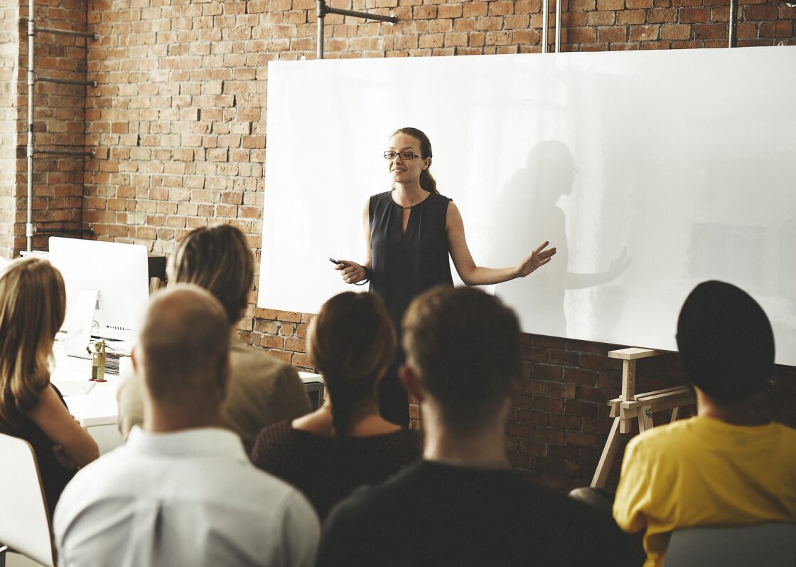 Formación empresarial que no aburre: cómo se aprende de verdad en un equipo